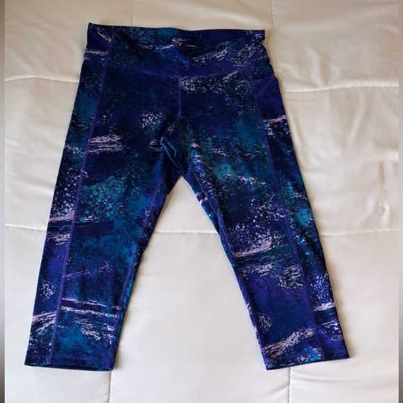 Champion Cropped Yoga Pants - Picture 2 of 4